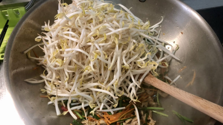 爆炒绿豆芽,转中大火,下绿豆芽,翻炒十来秒