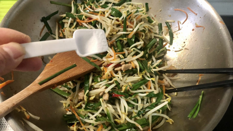 爆炒绿豆芽,尝下咸淡,根据个人口味添加少许盐翻炒定味