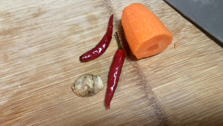爆炒绿豆芽,小米辣姜清洗,胡萝卜削皮备用