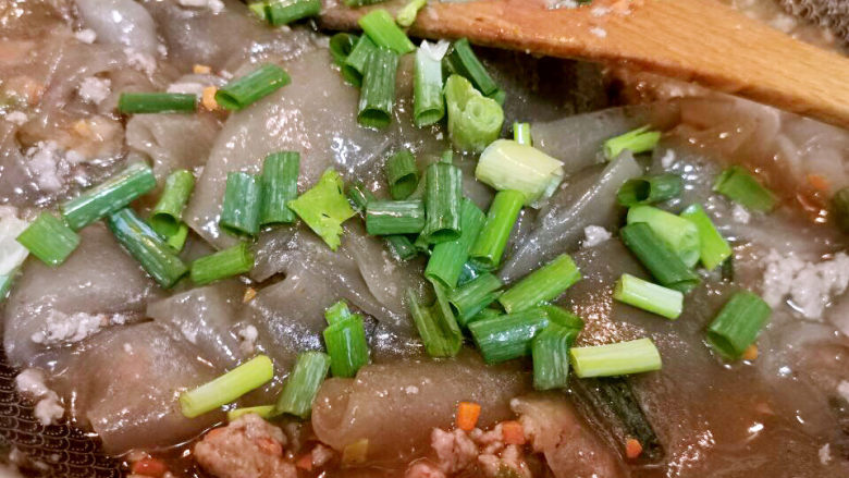 肉末粉条,煮至入味后,加入葱花