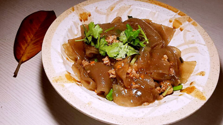 肉末粉条,一片落叶飘落,入冬冷天的最佳美食之一