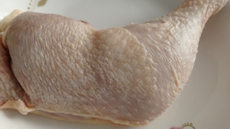 牙签肉,鸡全腿一个,冷水泡30分钟去血水。