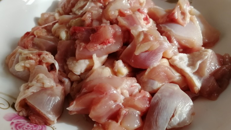 牙签肉,剔骨切小块儿,再用冷水洗去血水,厨房纸巾吸去多余水份。