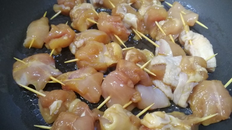 牙签肉,油5成热放入牙签肉,平铺锅内。
