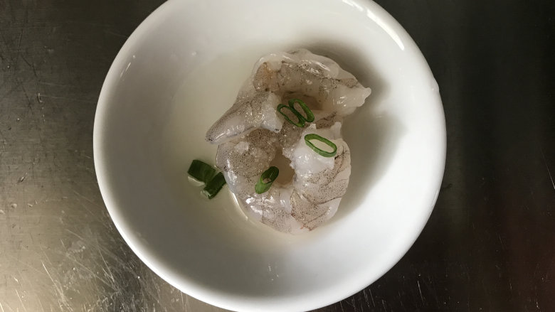肉酱拌面,加少许盐、葱末和料酒抓一抓,腌制几分钟