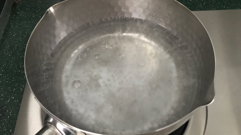 肉酱拌面,汤锅中加入适量清水,烧开