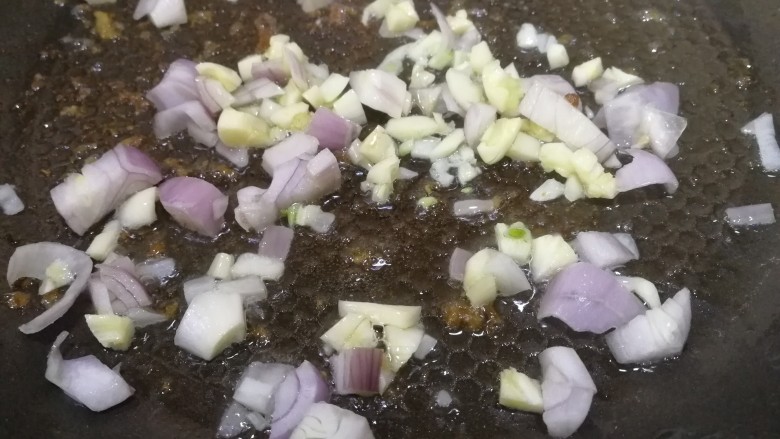 牙签肉,用煎过肉的底油,放入蒜末和小圆葱丁,文火炒香。