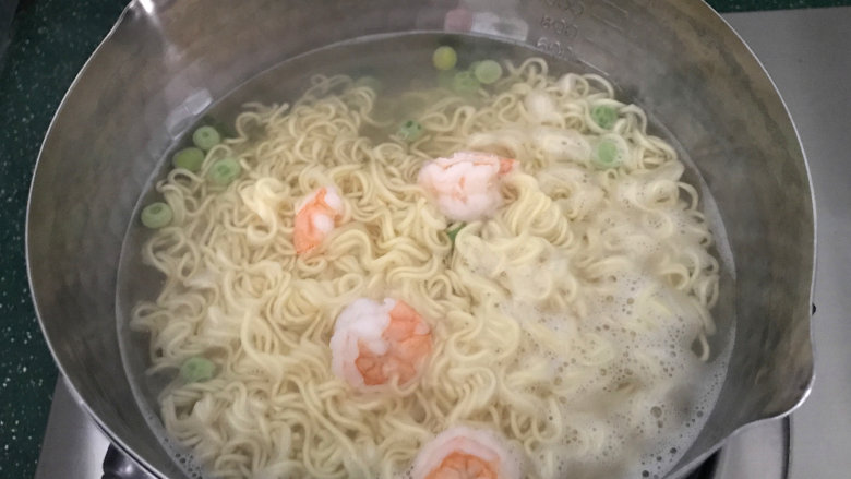 肉酱拌面,煮至虾仁变色,面条熟透就可以了,把面条、豌豆和虾仁捞起来放入碗中