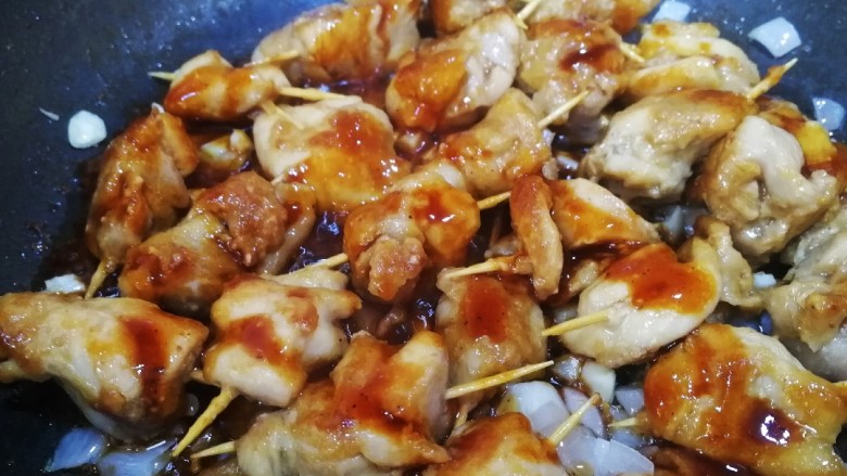牙签肉,轻轻晃动平底锅,文火把料汁烹香。