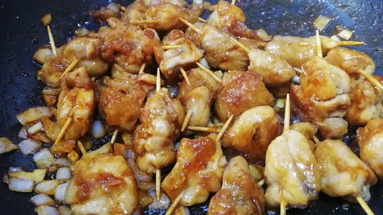 牙签肉,把牙签肉翻面,让料汁均匀包裹上肉块,文火把料汁收浓即可。