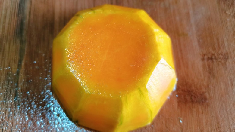 南瓜糯米饼,<a style='color:red;display:inline-block;' href='/shicai/ 53'>南瓜</a>清洗干净去皮