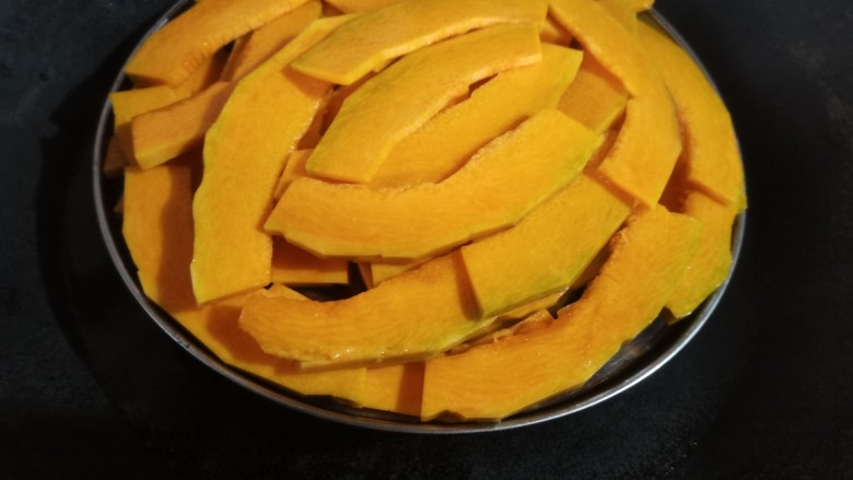 南瓜糯米饼,再切成薄片，摆在蒸笼上