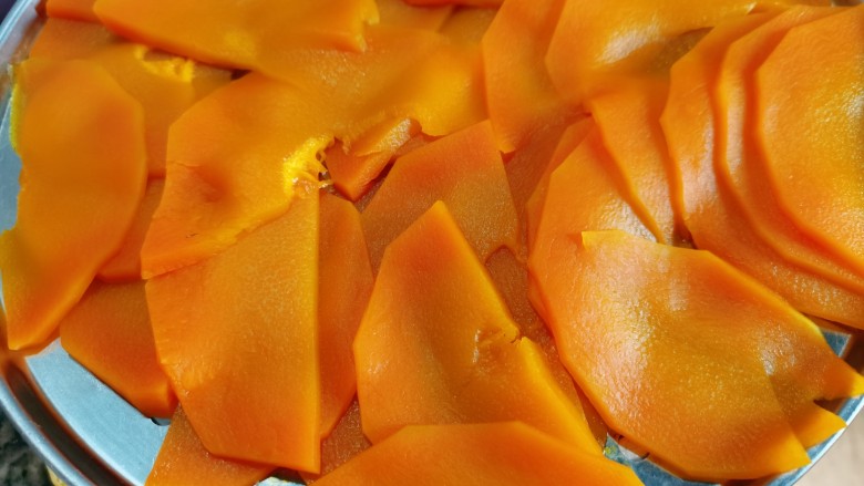 南瓜糯米饼,隔水蒸熟，大概15分钟左右