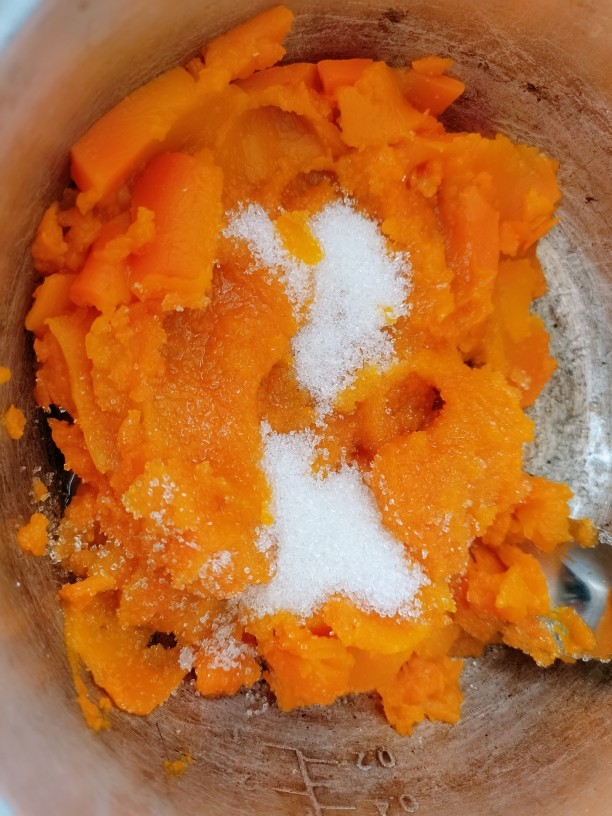 南瓜糯米饼,取出来放干净的容器里加入<a style='color:red;display:inline-block;' href='/shicai/ 3729'>白糖</a>，把它搅拌均匀，碾压成泥状