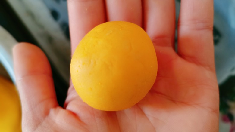 南瓜糯米饼,取一块小面团搓圆