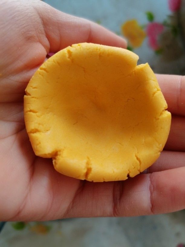 南瓜糯米饼,把它捏成一个伞一样