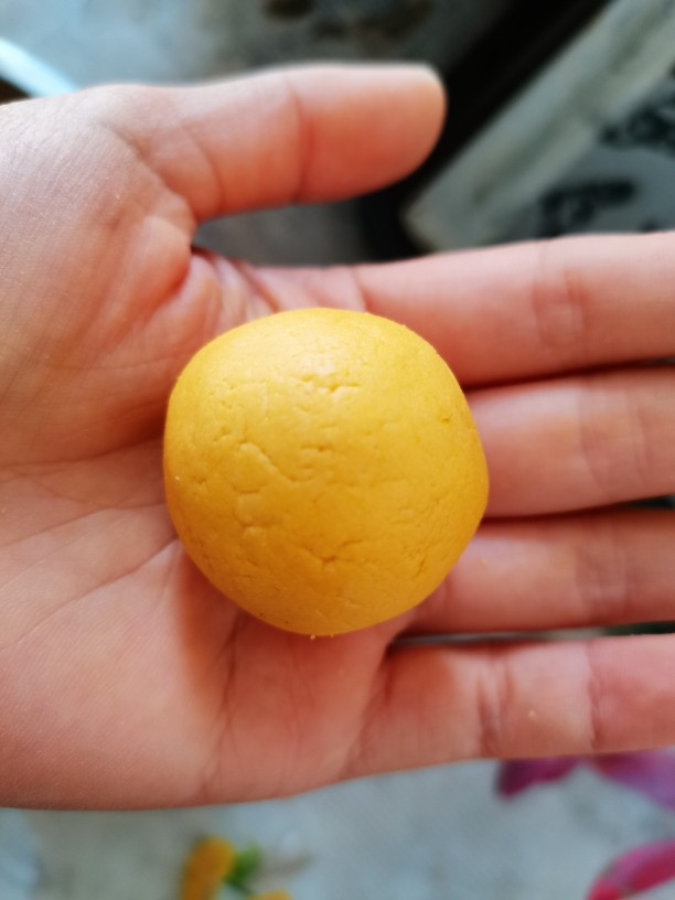 南瓜糯米饼,再慢慢把它收口捏紧再搓圆