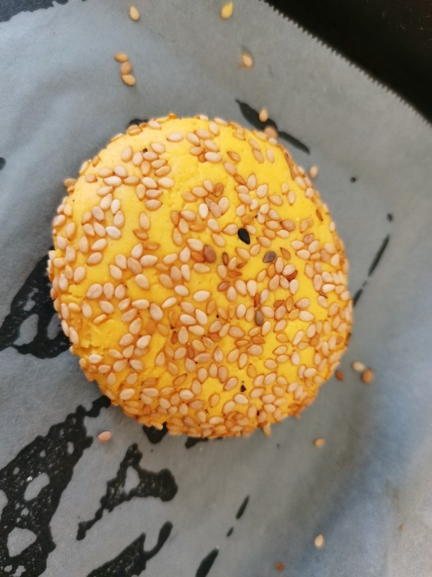 南瓜糯米饼,放入<a style='color:red;display:inline-block;' href='/shicai/ 666'>芝麻</a>里滚一圈，再把它压扁