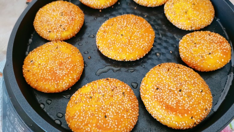 南瓜糯米饼,电饼铛里刷上一层油，再把做好的饼放入烙