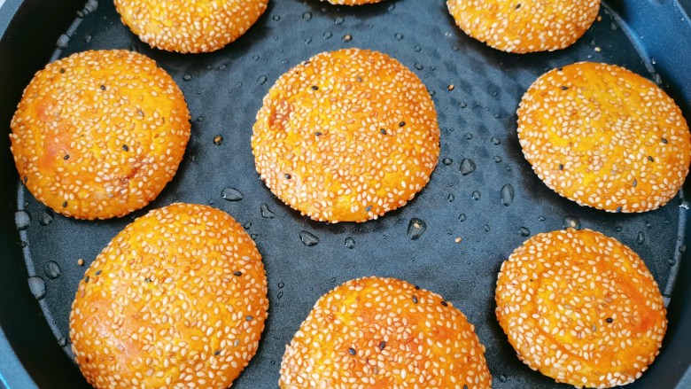 南瓜糯米饼,烙好一面后再翻面再烙另一面