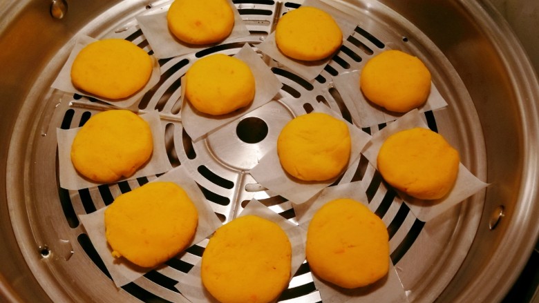 南瓜糯米饼,放入蒸锅,水开后蒸15分钟。