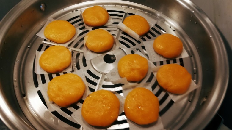 南瓜糯米饼,时间到了,蒸熟后晾凉。