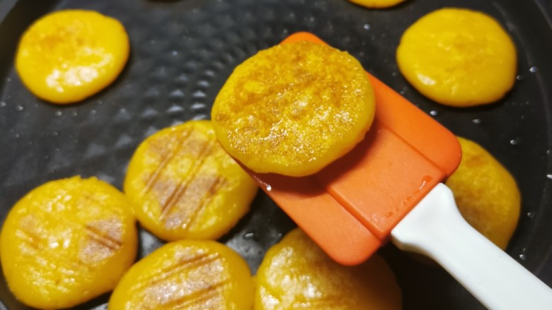 南瓜糯米饼,煎至两面焦黄色,出锅。