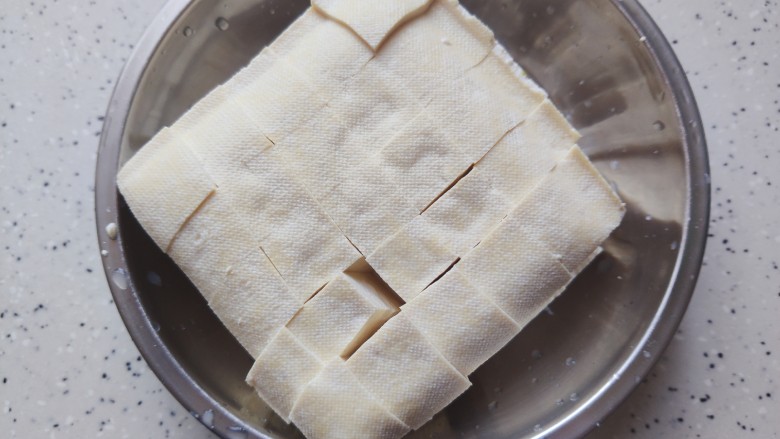 丝瓜炖豆腐,板豆腐温水冲洗一下,切成小块
