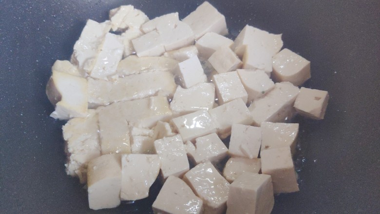 丝瓜炖豆腐,待油热,下豆腐