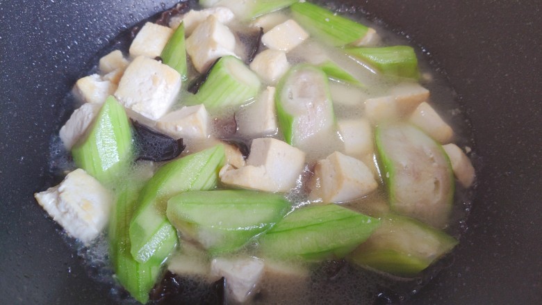 丝瓜炖豆腐,加适量清水,我加了三小碗