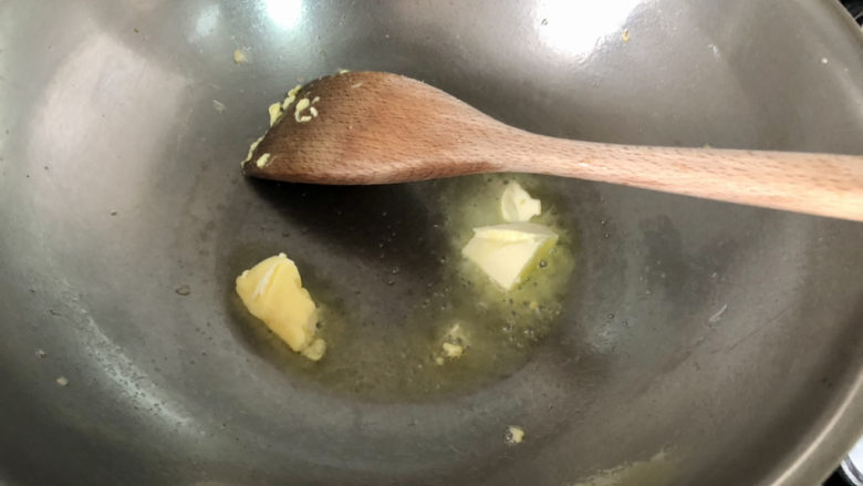 咖喱蛋炒饭,锅中加入黄油化开,家里没有的就用普通食用油也可以
