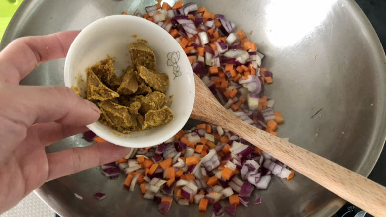 咖喱蛋炒饭,咖喱块可以切成小块,倒入锅中,中小火炒到咖喱块完全化开,炒匀