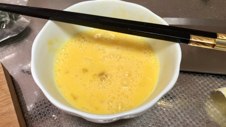 咖喱蛋炒饭,鸡蛋打入碗中,加一点食盐搅散备用