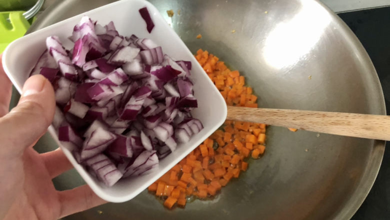 咖喱蛋炒饭,下洋葱粒,中火炒出洋葱香味
