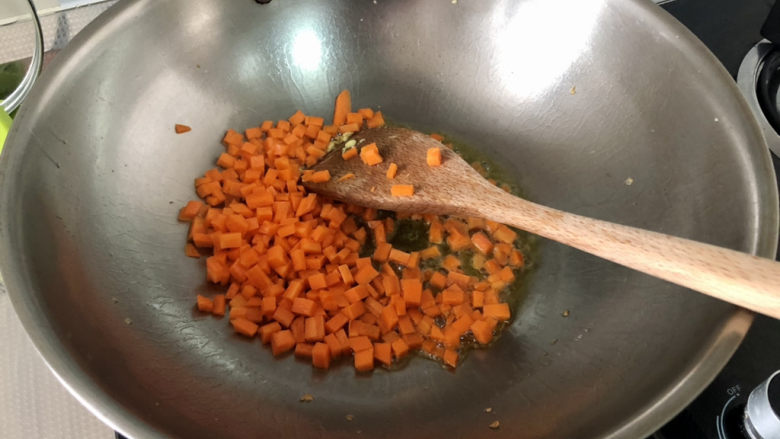 咖喱蛋炒饭,加入胡萝卜粒,中小火煸炒一分钟