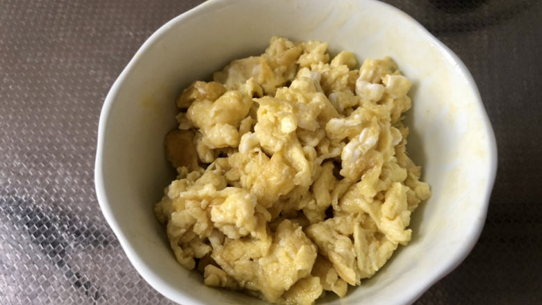 咖喱蛋炒饭,铲子快速滑动,炒成比较碎的炒蛋,盛出备用
