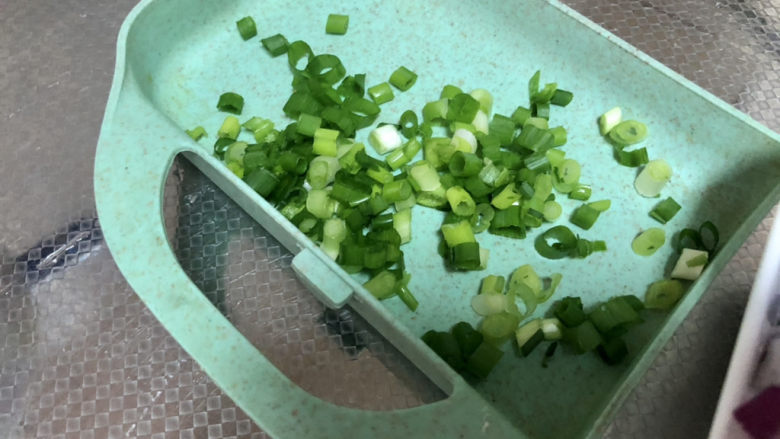 咖喱蛋炒饭,改刀:小葱切末