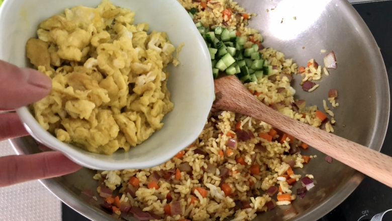 咖喱蛋炒饭,下炒蛋,翻炒半分钟