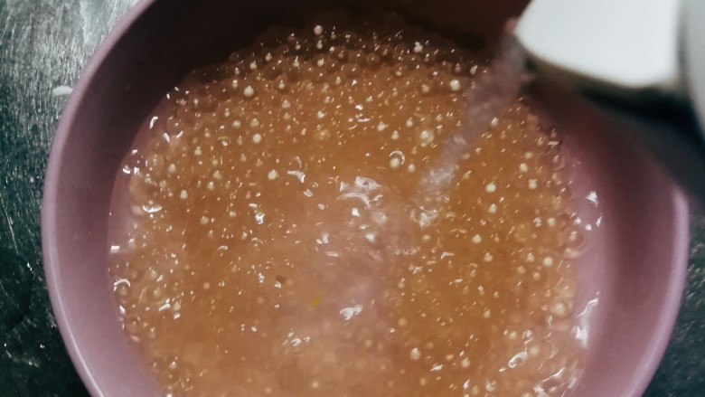南瓜西米露,放入碗里,倒入纯净水。