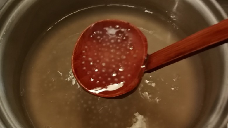 南瓜西米露,煮至西米还有一点点白点时,关火。