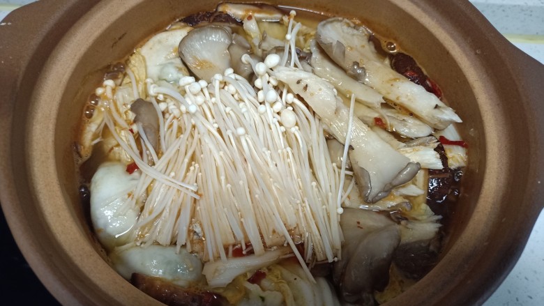 饺子大杂烩,放入金针菇 平菇