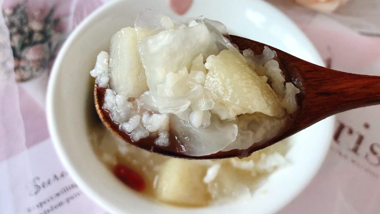 润肺养颜的银耳雪梨粥,软糯香甜,入口软绵,雪梨比生的好吃多啦!