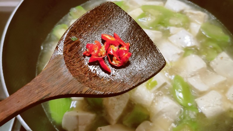 丝瓜炖豆腐,放入红尖椒圈,关火。