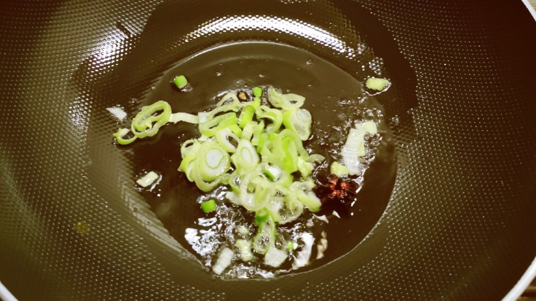 丝瓜炖豆腐,起油锅放入食用油,放入葱炒出香味。