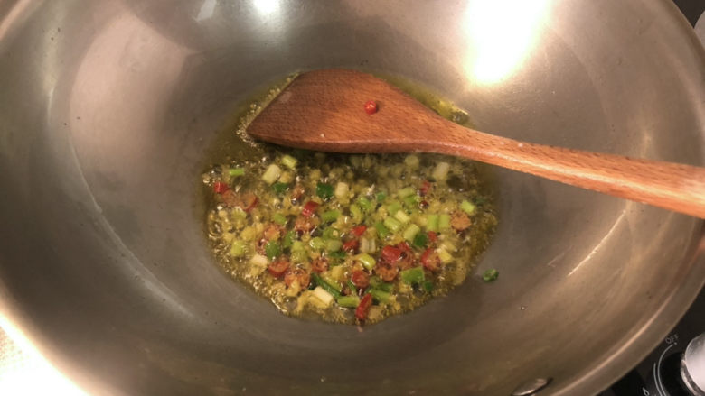 爆炒鸡胸肉,开始烹饪:热锅冷油,下葱白姜末小米辣小火煸香
