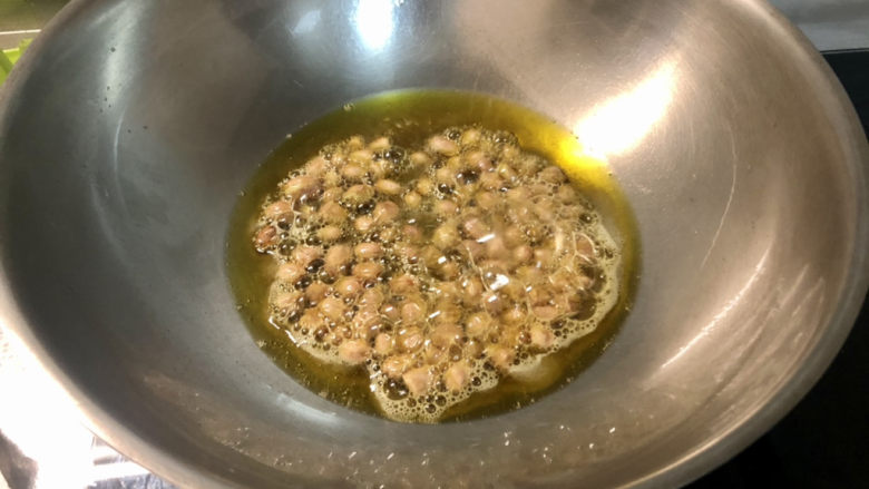 爆炒鸡胸肉,热锅冷油,下花生米,小火炸