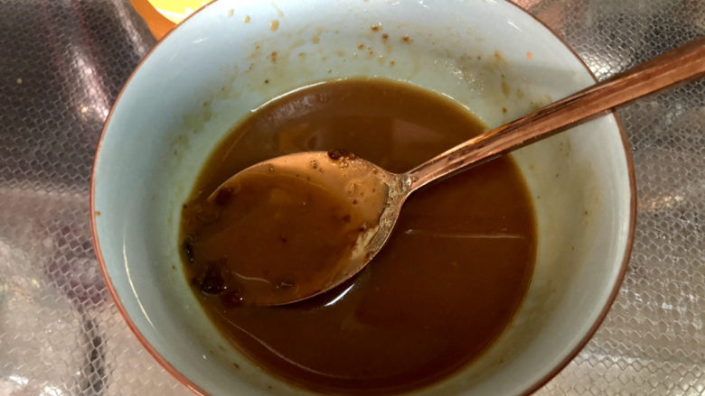 爆炒鸡胸肉,搅拌均匀,尝下咸淡,可以根据自己口味添加食盐或清水调整咸淡