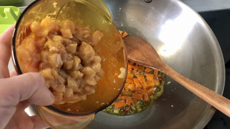 爆炒鸡胸肉,转中大火,下鸡胸肉,滑炒到鸡胸肉变色发白