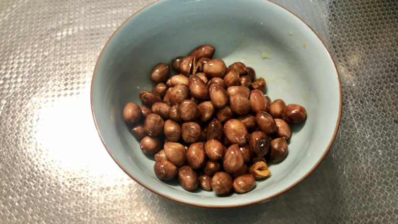 爆炒鸡胸肉,炸到花生米焦黄开始噼啪响,沥油盛出备用