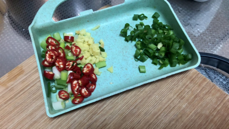 爆炒鸡胸肉,改刀:姜切姜末,小米辣切圈,小葱分葱白葱叶切末